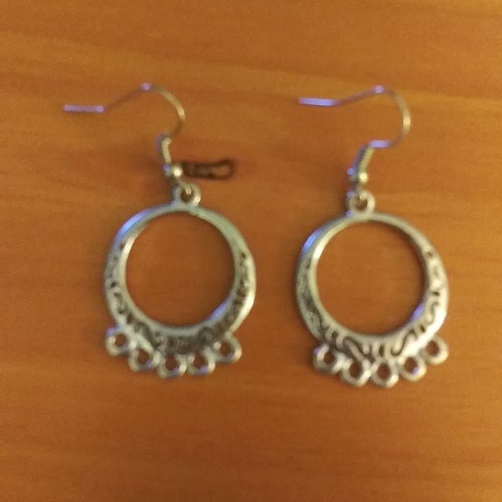 🌺1pr silver earrings READ